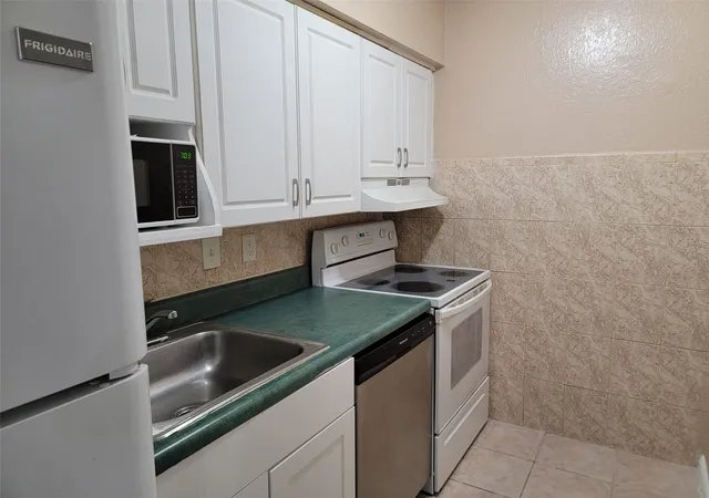 Listing Photo 5 - Condo for sale in building located at 728 Ridenhour Cir, ORLANDO, FL 32809 - Unit #728