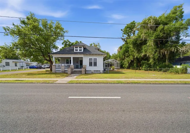 Photo 4 of Single family home for sale at 1201 W Reynolds St, Plant City, FL 33563 | MLS# TB8505526 | Listing updated on 2026-09-15