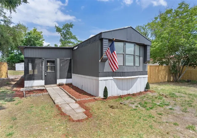 Photo 4 of Manufactured home for sale at 33514 Luana Ct, Leesburg, FL 34788 | MLS# O6406564 | Listing updated on 2026-09-15
