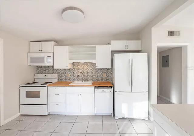 Photo 2 of Single family home for sale at 911 New York St, Edgewater, FL 32132 | MLS# O6406870 | Listing updated on 2026-09-29