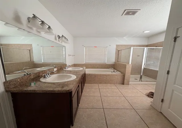 Photo 4 of Sale Pending at 1900 Rafton Rd, Apopka, FL 32703 | MLS# O6406955 | Listing updated on 2026-09-15