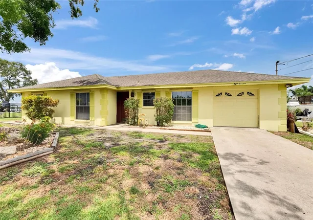 Photo 3 of Single family home for sale at 814 Seabreeze Dr, Ruskin, FL 33570 | MLS# TB8508370 | Listing updated on 2026-09-13