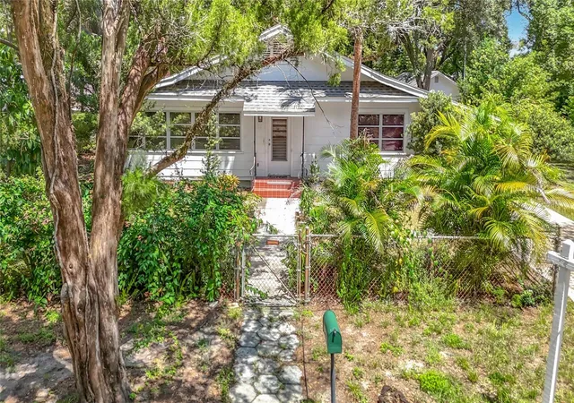 Photo 3 of Single family home for sale at 1304 E Diana St, Tampa, FL 33604 | MLS# TB8508794 | Listing updated on 2026-09-14
