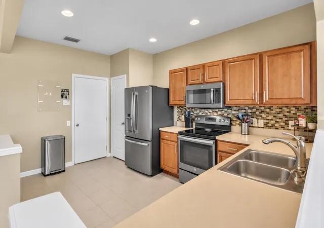 Photo 4 of Townhouse for sale at 4939 Pond Ridge Dr, Riverview, FL 33578 | MLS# O6408376 | Listing updated on 2026-10-09