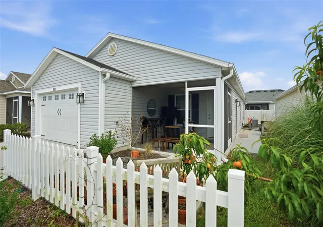 Photo 3 of House for sale at 862 Spring Ave, The Villages, FL 34762 | MLS# W7885821 | Listing updated on 2026-09-15