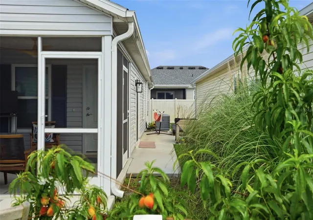 Photo 4 of House for sale at 862 Spring Ave, The Villages, FL 34762 | MLS# W7885821 | Listing updated on 2026-09-15