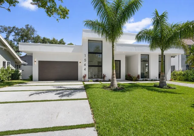 Photo 2 of Single family home for sale at 1544 3rd Avenue W, Bradenton, FL 34205 | MLS# A4694296 | Listing updated on 2026-09-12
