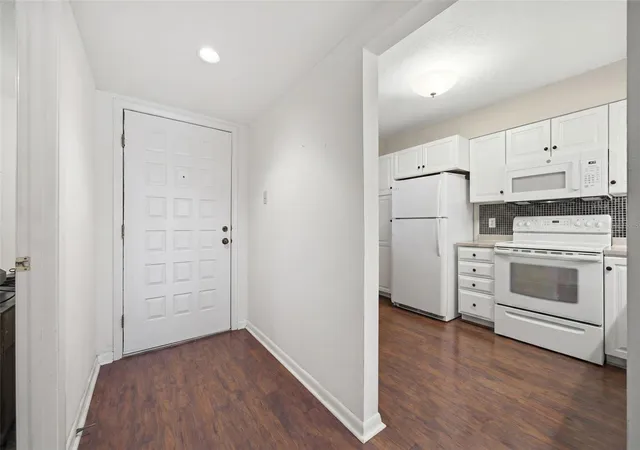 Listing Photo 4 - Condo for sale in building located at 1802 Mariner Dr E, TARPON SPRINGS, FL 34689 - Unit #25