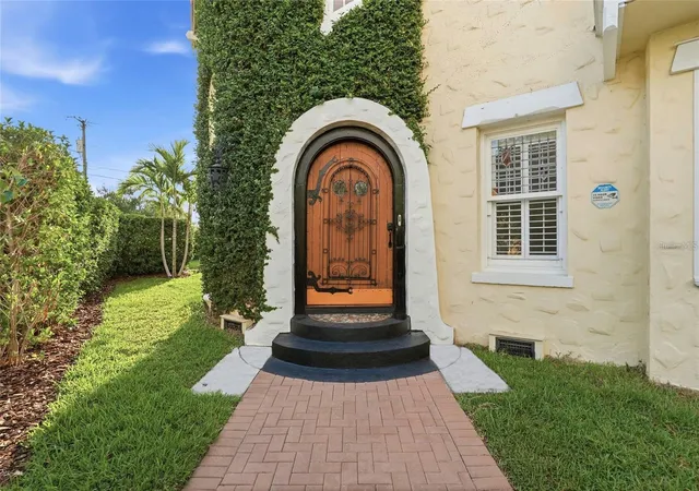 Photo 2 of Mansion for sale at 190 Bosphorous Ave, Tampa, FL 33606 | MLS# TB8511535 | Listing updated on 2026-10-02