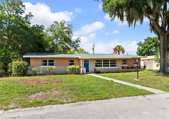 Photo 1 of Single family home for sale at 6 Golfview Cir NE, Winter Haven, FL 33881 | MLS# P4938888 | Listing updated on 2026-09-23