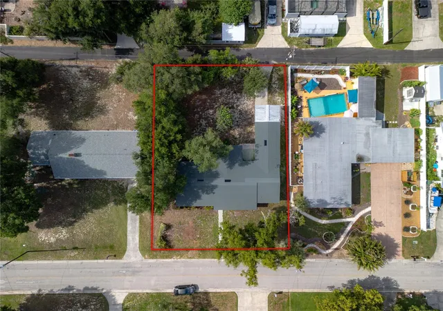 Photo 2 of Single family home for sale at 6 Golfview Cir NE, Winter Haven, FL 33881 | MLS# P4938888 | Listing updated on 2026-09-23