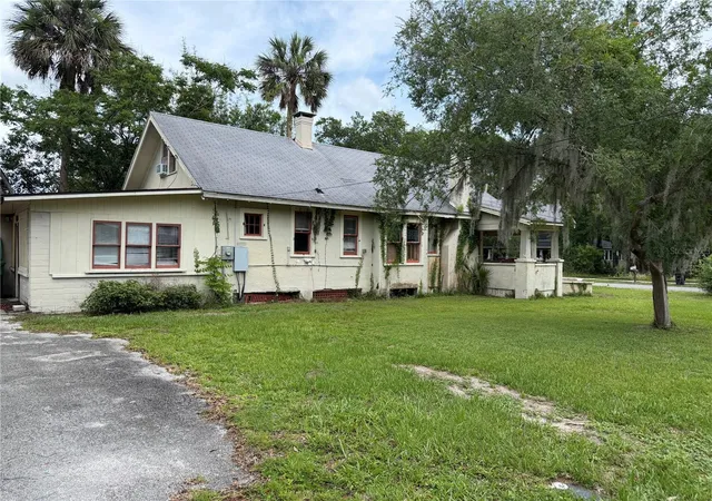 Photo 2 of Sale Pending at 528 N Adelle Ave, Deland, FL 32720 | MLS# O6412715 | Listing updated on 2026-10-02