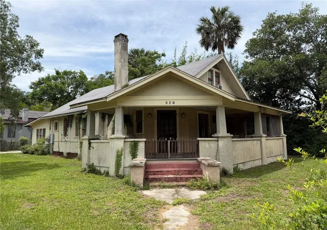 Photo 3 of Sale Pending at 528 N Adelle Ave, Deland, FL 32720 | MLS# O6412715 | Listing updated on 2026-10-02