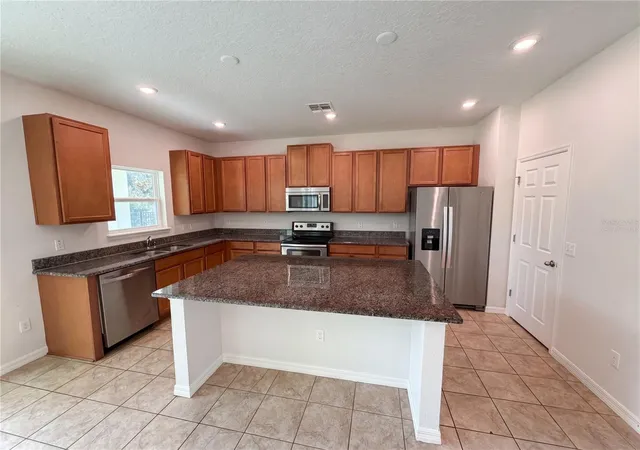 Photo 2 of Single family home for sale at 811 Maple Leaf Loop, Winter Springs, FL 32708 | MLS# O6413927 | Listing updated on 2026-10-03