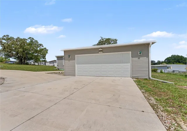 Photo 3 of Manufactured home for sale at 12532 Fairway Ave, Brooksville, FL 34613 | MLS# W7886451 | Listing updated on 2026-09-13