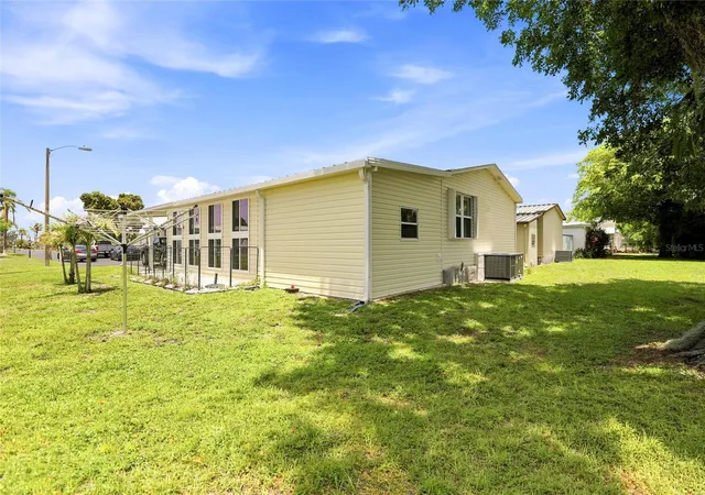 Photo 4 of Manufactured home for sale at 1 Poinsettia Dr, Fort Myers, FL 33905 | MLS# C7527019 | Listing updated on 2026-10-08