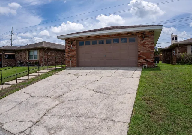 Photo 3 of Single family home for sale at 661 Lake Carolyn Cir, Lakeland, FL 33813 | MLS# O6415584 | Listing updated on 2026-10-22