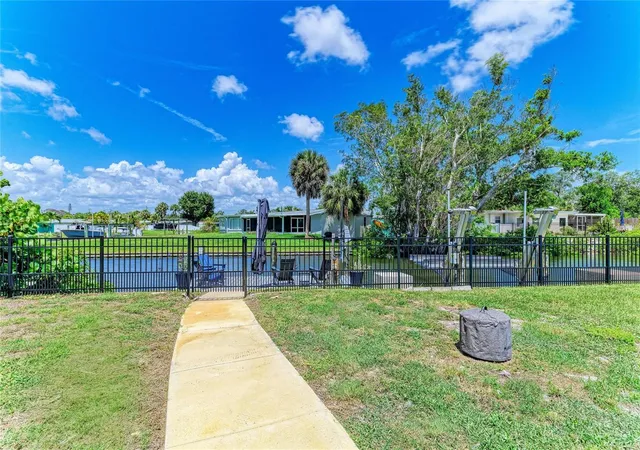 Photo 4 of Single family home for sale at 302 Dona Dr, Nokomis, FL 34275 | MLS# A4696707 | Listing updated on 2026-10-02