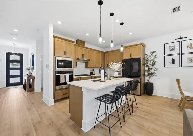 Photo 3 of Single family home for sale at 1663 Crowncrest Dr, Apopka, FL 32703 | MLS# O6415913 | Listing updated on 2026-10-04