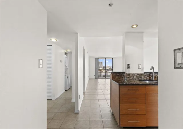 Photo 3 of Condo for sale at 201 W Laurel St #907, Tampa, FL 33602 | MLS# TB8518148 | Listing updated on 2026-10-04