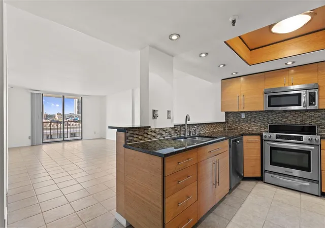Listing Photo 4 - Condo for sale in building located at 201 W Laurel St, Tampa, FL 33602 - Unit #907