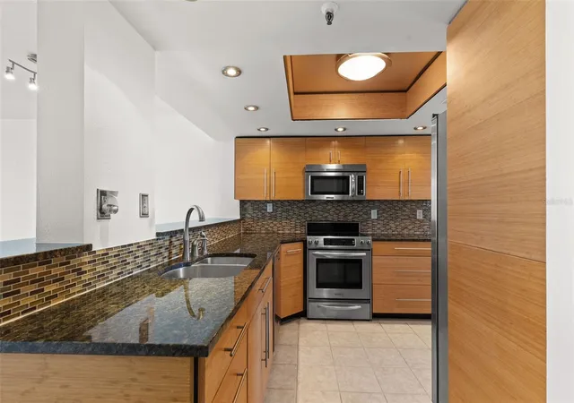 Listing Photo 5 - Condo for sale in building located at 201 W Laurel St, Tampa, FL 33602 - Unit #907