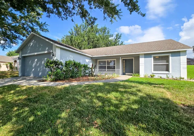 Photo 1 of Single family home for sale at 10417 Lake Hasson Cir, Clermont, FL 34711 | MLS# O6416142 | Listing updated on 2026-09-24