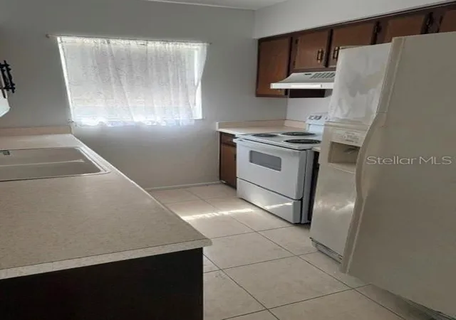 Listing Photo 4 - Condo for sale in building located at 1100 E Caroline St, Tavares, FL 32778 - Unit #119