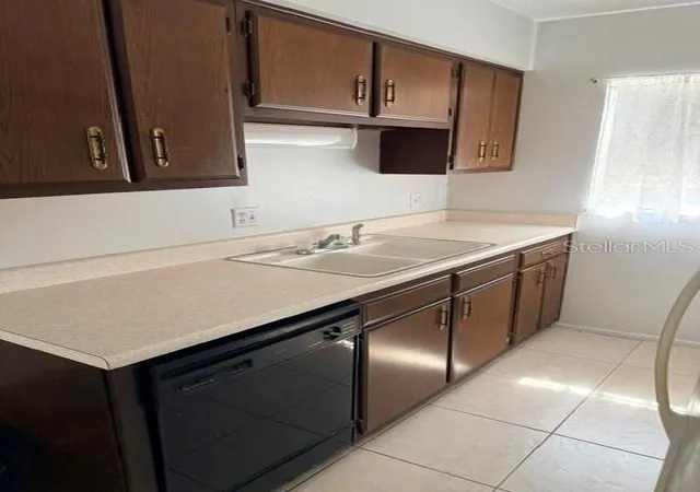 Listing Photo 5 - Condo for sale in building located at 1100 E Caroline St, Tavares, FL 32778 - Unit #119