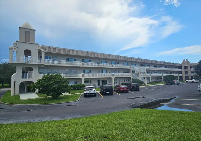 Listing Photo 1 - Condo for sale in building located at 2284 Philippine Dr, Clearwater, FL 33763 - Unit #39