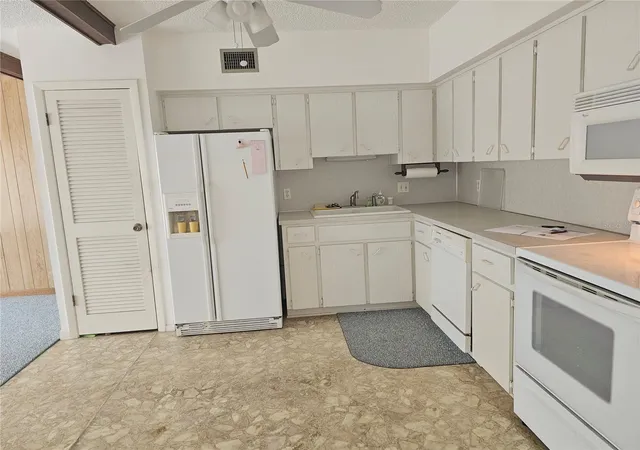 Listing Photo 3 - Condo for sale in building located at 2284 Philippine Dr, Clearwater, FL 33763 - Unit #39