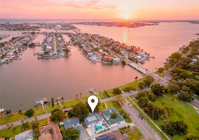Photo 4 of Single family home for sale at 110 Sunset Dr S, St Petersburg, FL 33707 | MLS# TB8519370 | Listing updated on 2026-10-30