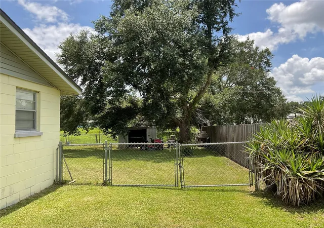 Photo 3 of Sale Pending at 37820 Crystal Way, Dade City, FL 33523 | MLS# TB8519528 | Listing updated on 2026-09-15