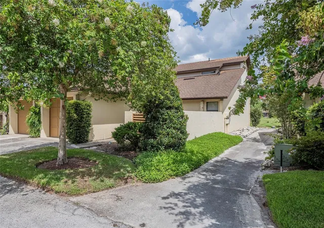 Photo 1 of Townhouse for sale at 925 Fenton Ln #9, Lakeland, FL 33809 | MLS# TB8519976 | Listing updated on 2026-10-06