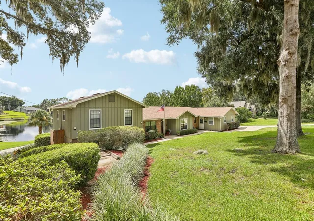 Photo 3 of Single family home for sale at 1460 Grove St, Eustis, FL 32726 | MLS# G5114019 | Listing updated on 2026-09-13