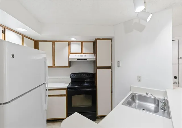 Listing Photo 4 - Condo for sale in building located at 4572 Commander Dr, Orlando, FL 32822 - Unit #1227