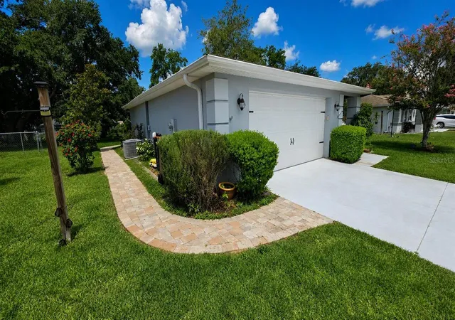 Photo 3 of Single family home for sale at 10086 SW 62nd Terrace Rd, Ocala, FL 34476 | MLS# G5114149 | Listing updated on 2026-09-10
