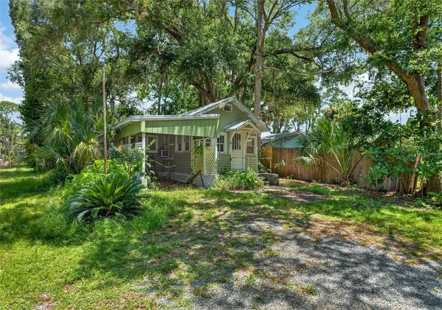 Photo 4 of Single family home for sale at 2 Aly A, Yankeetown, FL 34498 | MLS# W7886978 | Listing updated on 2026-10-08