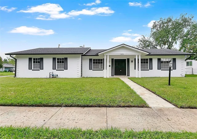Photo 1 of Single family home for sale at 2494 Castlewood Rd, Maitland, FL 32751 | MLS# O6419597 | Listing updated on 2026-10-01