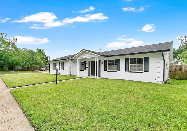 Photo 2 of Single family home for sale at 2494 Castlewood Rd, Maitland, FL 32751 | MLS# O6419597 | Listing updated on 2026-10-01
