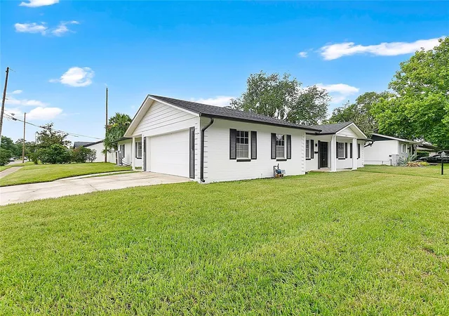 Photo 3 of Single family home for sale at 2494 Castlewood Rd, Maitland, FL 32751 | MLS# O6419597 | Listing updated on 2026-10-01