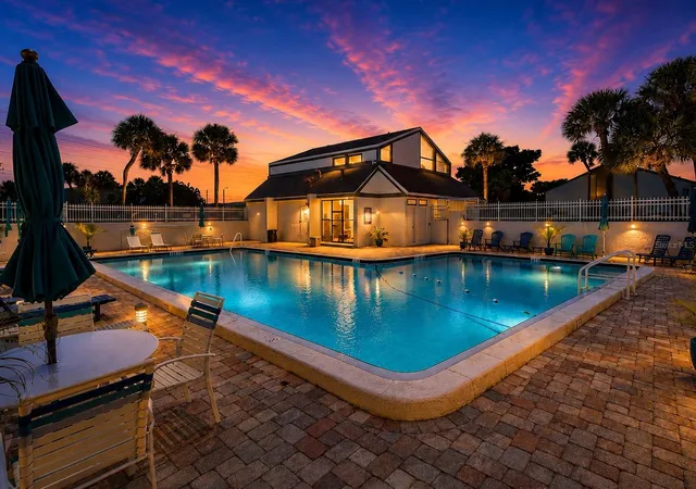 Photo 4 of Condo for sale at 2117 Lakewood Clb Dr S #7-N, Saint Petersburg, FL 33712 | MLS# L4963098 | Listing updated on 2026-09-11