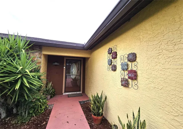 Photo 2 of Single family home for sale at 812 Sandalwood Dr, Plant City, FL 33563 | MLS# TB8524369 | Listing updated on 2026-09-15