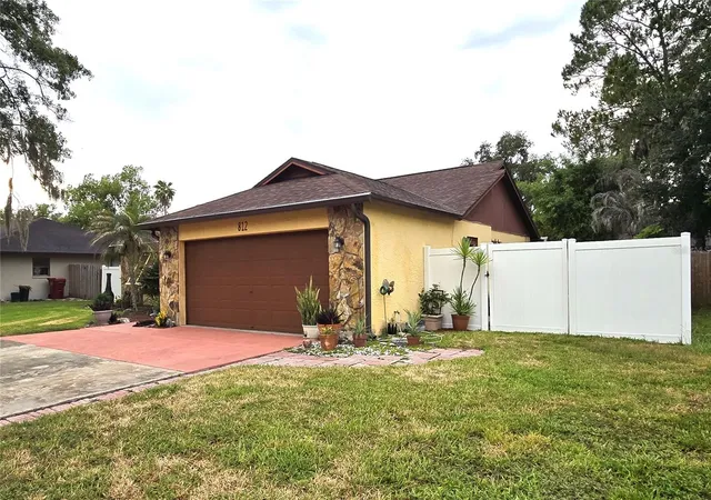 Photo 3 of Single family home for sale at 812 Sandalwood Dr, Plant City, FL 33563 | MLS# TB8524369 | Listing updated on 2026-09-15