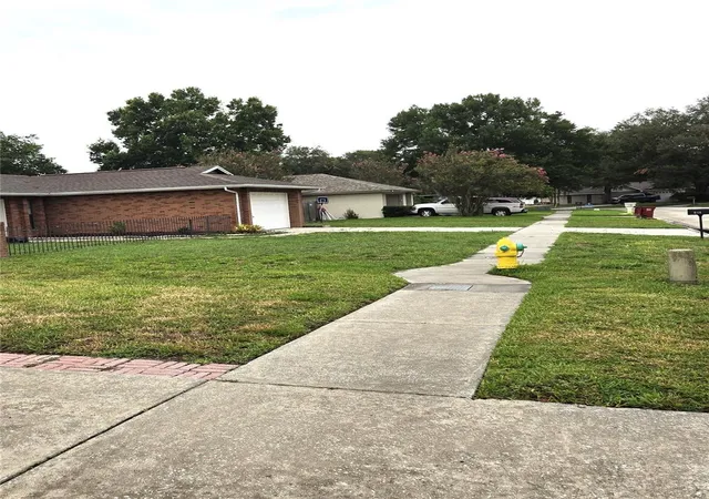 Photo 3 of Single family home for sale at 812 Sandalwood Dr, Plant City, FL 33563 | MLS# TB8524369 | Listing updated on 2026-09-15
