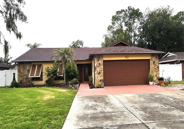 Photo 4 of Single family home for sale at 812 Sandalwood Dr, Plant City, FL 33563 | MLS# TB8524369 | Listing updated on 2026-09-15