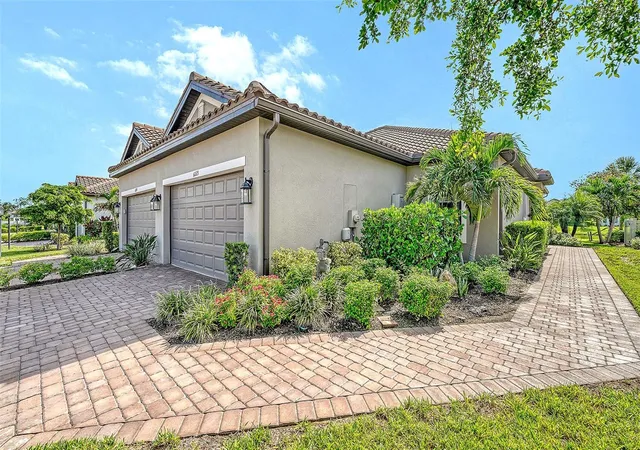 Photo 2 of House for sale at 6223 Plateau Ct, Bradenton, FL 34203 | MLS# A4699005 | Listing updated on 2026-09-23