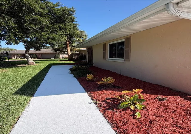 Photo 2 of Single family home for sale at 41 Greenfield Ct, Winter Haven, FL 33884 | MLS# L4963295 | Listing updated on 2026-10-04