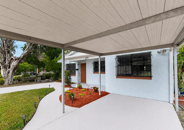 Photo 3 of Single family home for sale at 2211 Mallory Ave, Tampa, FL 33605 | MLS# TB8526455 | Listing updated on 2026-10-05