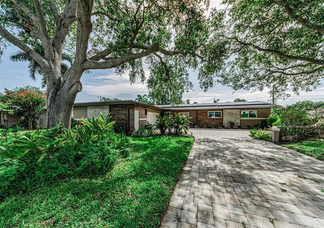 Photo 4 of Single family home for sale at 861 Rafael Blvd NE, Saint Petersburg, FL 33704 | MLS# TB8526716 | Listing updated on 2026-09-15
